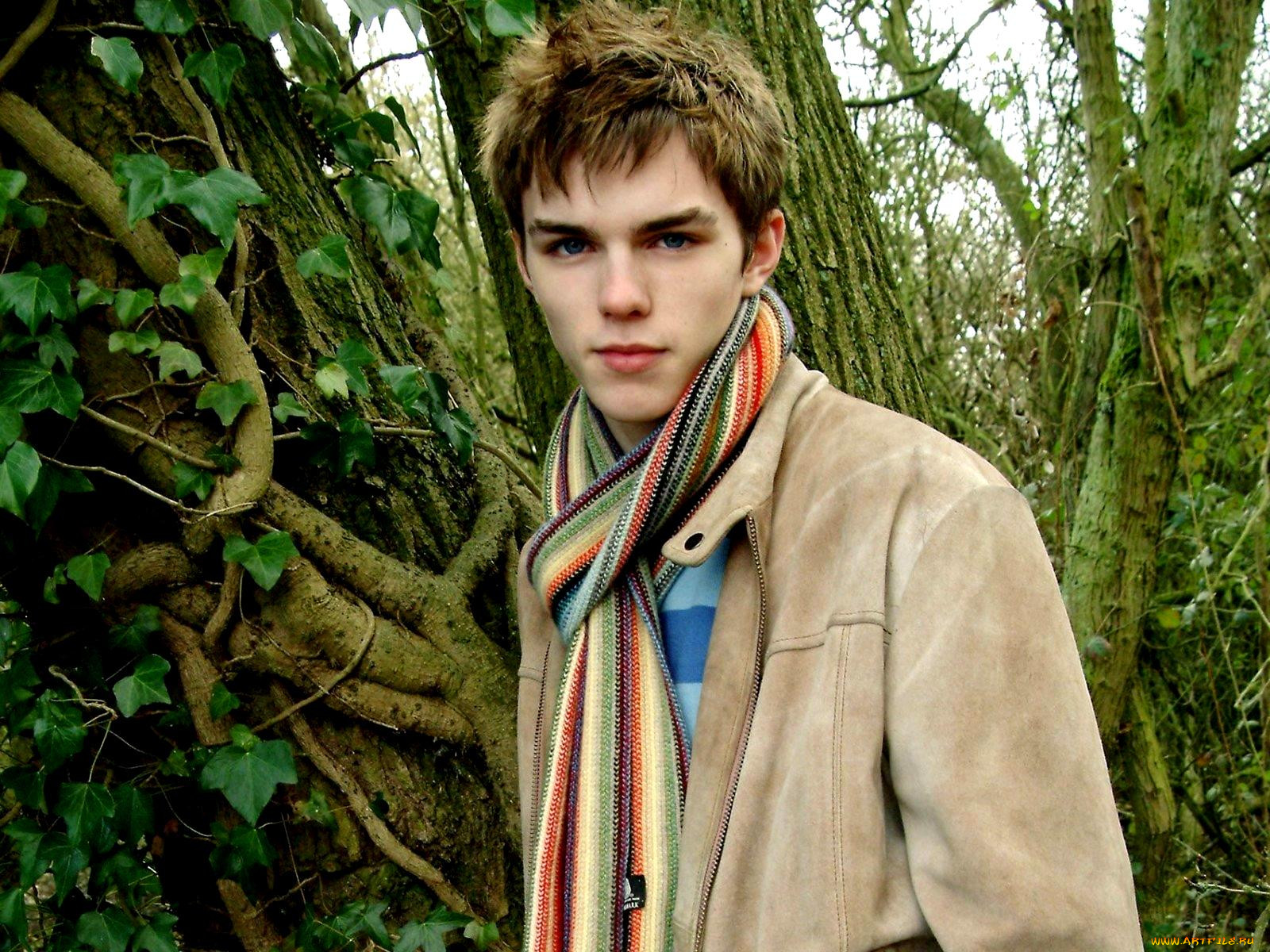 nicholas, hoult, 